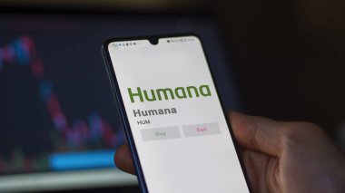 Louisville, Kentucky 'de. Bir değiş tokuş ekranındaki Humana logosuna yaklaş. Humana hisse senetleri, cihaz başına $HUM..