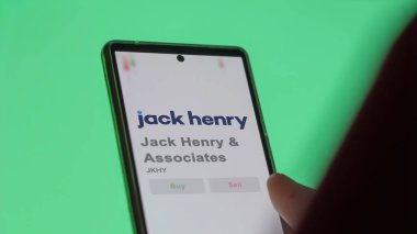 Monett, Missouri 'de. Bir değiş tokuş ekranında Jack Henry ve Ortakları 'nın logosuna yaklaş. Jack Henry & Fiyat hisselerini ilişkilendirir, bir aygıt üzerinde $JKHY.