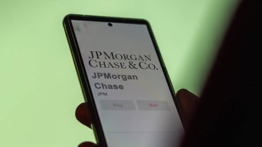 New York, New York. Değiş tokuş ekranındaki JPMorgan Chase logosuna yaklaş. JPMorgan Chase hisse senedi fiyatları, bir cihazda JPM $.