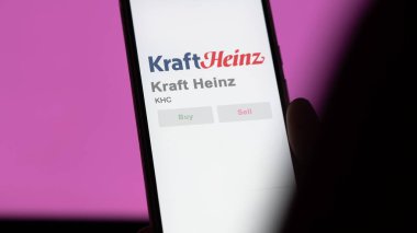 Chicago, Illinois, Pittsburgh, Pennsylvania. Değiş tokuş ekranında Kraft Heinz 'ın logosuna yaklaş. Kraft Heinz hisse senetleri, KHC $bir aygıt üzerinde.