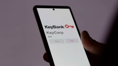Cleveland, Ohio 'da. Takas ekranındaki KeyCorp logosuna yaklaş. KeyCorp hisse senetleri, bir cihazın anahtarı..