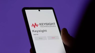 Santa Rosa, Kaliforniya. Takas ekranındaki Keysight logosuna yaklaş. Anahtar görüşlü hisse senetleri, bir cihazda $KEYS.