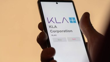 Milpitas, Kaliforniya. Bir değiş tokuş ekranında KLA Şirketi 'nin logosuna yaklaş. KLA Şirketi hisse senetleri, KLAC $bir aygıt üzerinde.