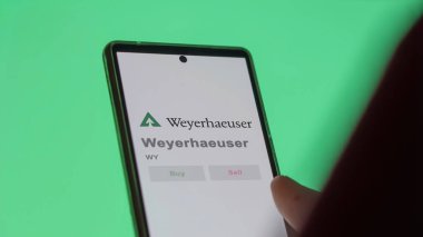 Seattle, Washington. Bir takas ekranındaki Weyerhaeuser logosuna yaklaş. Weyerhaeuser hisse senetleri, bir cihaza WY $.