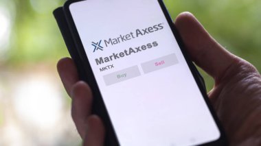 New York, New York. Bir değiş tokuş ekranındaki MarketAxess logosuna yaklaş. MarketAxess hisse senetleri, bir cihaza $MKTX.