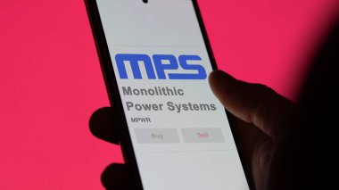 Kirkland, Washington. Değiş tokuş ekranındaki Monolitik Güç Sistemleri logosuna yaklaş. Monolitik Güç Sistemleri hisse senedi fiyatları, bir cihaza MPWR $.