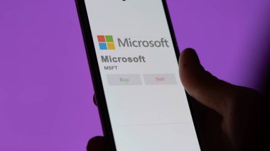 Redmond, Washington. Takas ekranındaki Microsoft logosuna yaklaş. Microsoft fiyat hisseleri, bir aygıtta $MSFT.