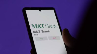 Buffalo, New York. Değiş tokuş ekranındaki M & T Bank logosuna yaklaş. M & T Bank fiyat hisseleri, bir aygıta $MTB.