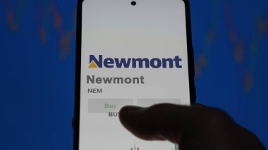 Denver, Colorado. Değiş tokuş ekranındaki Newmont logosuna yaklaş. Newmont hisse senetleri, bir cihazda NEM $.