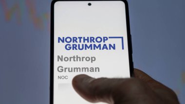 West Falls Kilisesi, Virginia. Bir değiş tokuş ekranında Northrop Grumman 'ın logosuna yaklaş. Northrop Grumman hisse senetleri, bir cihaz için NOC $.