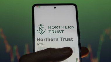 Chicago, Illinois. Northern Trust 'ın logosuna bir değiş tokuş ekranında yaklaş. Northern Trust hisse senetleri, bir cihazda NTRS $.