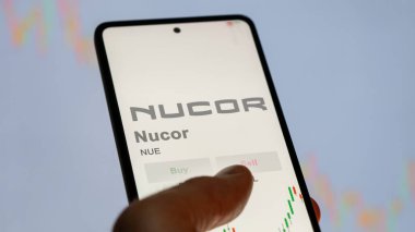 Charlotte, Kuzey Carolina. Değiş tokuş ekranında Nucor 'un logosuna yaklaş. Nucor fiyat hisseleri, bir aygıtta NUE $.