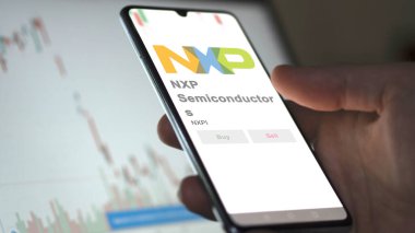 Eindhoven, Hollanda. Değiş tokuş ekranındaki NXP yarı iletkenlerinin logosunu kapat. NXP Yarı iletkenler hisse senetleri, bir aygıt üzerinde NXPI $.