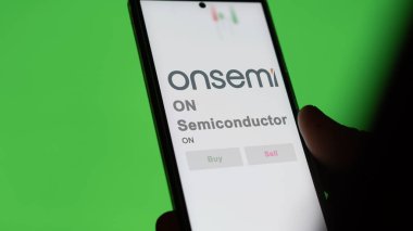 Phoenix, Arizona 'da. Değişim ekranındaki ON yarı iletkeninin logosuna yaklaş. Yarı iletken fiyatlı hisse senetleri, bir aygıt üzerine $.