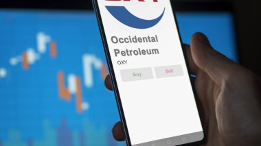 Houston, Teksas. Bir değiş tokuş ekranındaki Occidental Petroleum logosuna yaklaş. Batılı Petrol Fiyat Hisseleri, Bir aygıta OXY $.