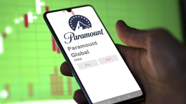 New York, New York. Değişim ekranında Paramount Global 'ın logosuna yaklaş. Paramount Global Fiyat Hisseleri, bir cihazda PARA $.
