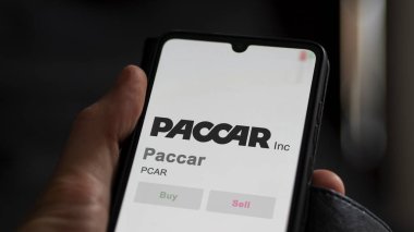 Bellevue, Washington. Takas ekranındaki Paccar 'ın logosuna yaklaş. Paket fiyatları hisse senetleri, cihazda PCAR $.