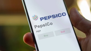 Satın alma, New York. PepsiCo 'nun logosuna yakın çekim yap. PepsiCo hisse senetleri, bir cihazda PEP $.