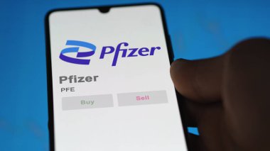 New York, New York. Bir değiş tokuş ekranında Pfizer 'ın logosuna yaklaş. Pfizer hisse senetleri, cihazda PFE $.