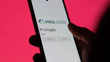 San Francisco, Kaliforniya. Bir değiş tokuş ekranındaki Prologis logosuna yaklaş. Prologis fiyat hisseleri, bir aygıt için PLD $.