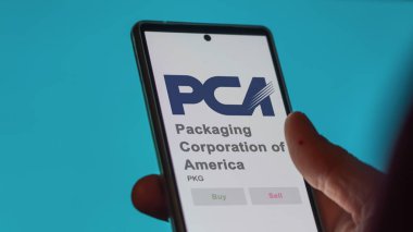 Lake Forest, Illinois 'de. Amerika Ambalaj Şirketi 'nin logosuna bir değiş tokuş ekranında yaklaş. Amerika Ambalaj Şirketi hisse senedi fiyatları, bir cihaza PKG $.