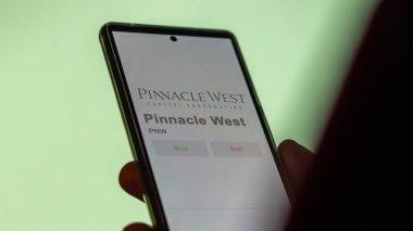 Phoenix, Arizona 'da. Takas ekranındaki Pinnacle West logosuna yaklaş. Zirve Batı fiyat hisseleri, bir aygıt için PNW $.
