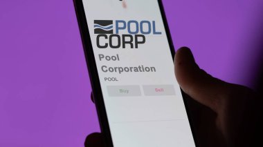 Covington, Louisiana 'da. Bir değiş tokuş ekranında Bilardo Şirketi 'nin logosunu kapat. Havuz şirketi hisse senetleri, bir cihaza havuz fiyatı.