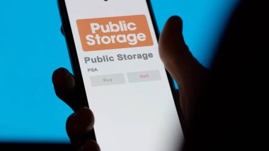 Glendale, Kaliforniya. Kamu Deposu 'nun logosunu değiş tokuş ekranında kapat. Kamu Depolama Fiyatları hisseleri, bir cihazda PSA $.