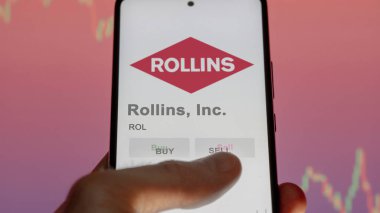 Atlanta, Georgia 'da. Takas ekranındaki Rollins Inc. 'nin logosuna yaklaş. Rollins, Inc fiyat hisseleri, bir cihaz için ROL $.