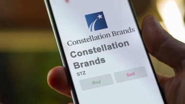 Victor, New York. Takas ekranındaki Constellation Markalarının logosuna yaklaş. Takımyıldızı Markalar hisse senedi fiyatları, bir aygıt üzerinde STZ $.