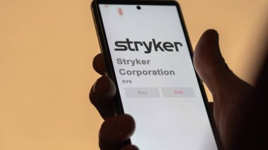 Kalamazoo, Michigan. Takas ekranındaki Stryker Şirketi 'nin logosuna yaklaş. Stryker Şirketi hisse senetleri, SYK $bir aygıt üzerinde.