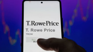 Baltimore, Maryland. Değiş tokuş ekranındaki T. Rowe Price logosuna yaklaş. TRowe Price hisse senetleri, bir cihaza TROW $.