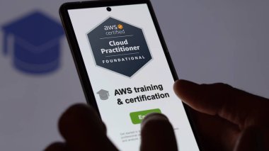 3 Mayıs 2024. Öğrenci, AWS Bulut Uygulayıcısı sertifikasını e-öğrenme yoluyla yükselten bir telefonla aws sertifika programına kaydoluyor.
