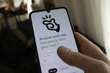 Özerk ajan genel model sohbet yapay zekasının Manus yapay zeka uygulamasını kapat. Fransızca sürümü.