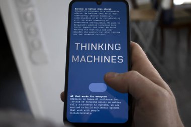 Düşünme Makineleri Laboratuvarı 'nın site modeli AI' yi bir telefondan kapatın..