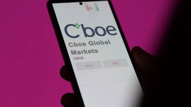 Chicago, Illinois. Değişim ekranındaki Cboe Global Market logosuna yaklaş. Cboe Global Market hisse senetleri, CBOE $bir aygıt üzerinde.