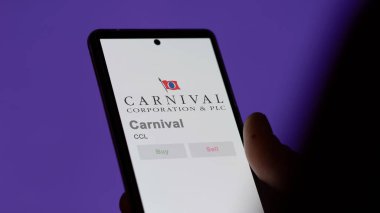 Miami, Florida. Değiş tokuş ekranındaki karnaval logosuna yaklaş. Karnaval hisseleri, bir cihaza CCL dolar..