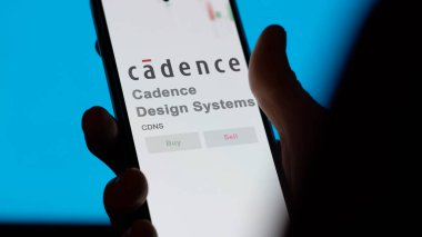 San Jose, Kaliforniya. Takas ekranındaki Cadence Tasarım Sistemlerinin logosuna yaklaş. Cadence Tasarım Sistemleri fiyat hisseleri, bir aygıt üzerinde CDNS $.