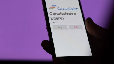 Baltimore, Maryland. Takas ekranındaki Takımyıldız Enerjisi logosuna yaklaş. Takımyıldız Enerji Fiyat Hisseleri, Bir aygıt üzerinde CEG $.