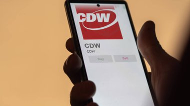 Lincoln, Illinois 'de. Bir değiş tokuş ekranındaki CDW logosunu kapat. CDW hisse senetleri, bir aygıtta CDW $.
