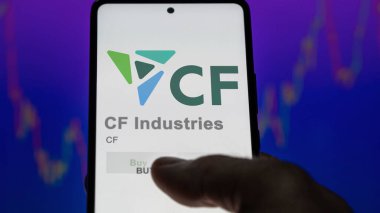 Deerfield, Illinois 'de. Değiş tokuş ekranındaki CF Endüstri logosuna yaklaş. CF Endüstri hisse senedi fiyatları, cihazda CF $.