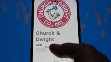 Ewing, New Jersey. Değiş tokuş ekranındaki Church & Dwight logosuna yaklaş. Kilise & Dwight hisse senetleri, bir aygıtta CHD $.