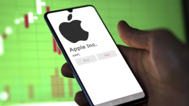 Cupertino, Kaliforniya. Apple A.Ş. 'nin logosunu bir takas ekranında kapat. Apple Inc fiyat hisseleri, bir aygıt üzerinde $AAPL.