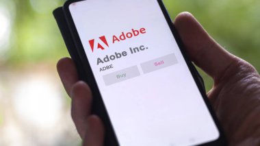 San Jose, Kaliforniya. Değiş tokuş ekranındaki Adobe Inc. 'nin logosunu kapat. Adobe Inc. Fiyat hisseleri, bir aygıta ADBE $.