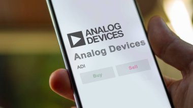 Wilmington, Massachusetts. Bir takas ekranındaki Analog Aygıtlarının logosuna yaklaş. Analog Aygıtları fiyat hisseleri, bir aygıt üzerinde ADI $.