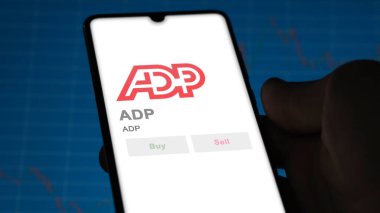 Roseland, New Jersey 'de. Değiş tokuş ekranındaki ADP logosuna yaklaş. ADP hisse senetleri, cihaza ADP $.