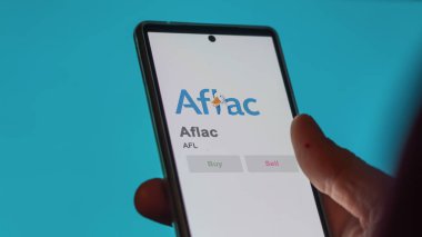 Columbus, Georgia 'da. Değiş tokuş ekranındaki Aflac logosuna yaklaş. Aflac hisse senetleri, bir cihazda AFL $.