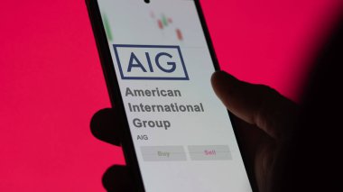 New York, New York. Bir değiş tokuş ekranındaki American International Group logosuna yaklaş. American International Group hisse senetleri, bir cihaza AIG $.