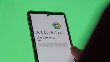 New York, New York. Takas ekranındaki Assurant logosuna yaklaş. Sigorta fiyatları, AIZ $bir aygıt üzerinde.