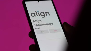Tempe, Arizona 'da. Align Teknoloji 'nin logosuna yakın çekim bir değiş tokuş ekranında. Teknoloji fiyat hisselerini hizala, bir aygıta ALGN $.